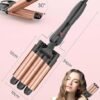 088d2227-72ac-49d2-b8c8-c89534f6f920.jpg مكواة تجعيد الشعر الثلاثية (Cronier) بتصميم مريح وسلك دوار للاستخدام أثناء التصفيف