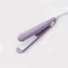 0a8bdf09-f47e-41c4-aa8a-12361dd852f1.webp مكواة ميني لفرد وتصفيف الشعر باللون البنفسجي مع ألواح سيراميك